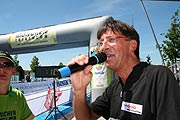 Wie in den vergangenen Jahren führte DER im Lauf- und Ausdauersport kompetente Moderator Peter Maisenbacher die Teilnehmer und Zuschauer durch die Veranstaltung (Foto: MartiN Schmitz)